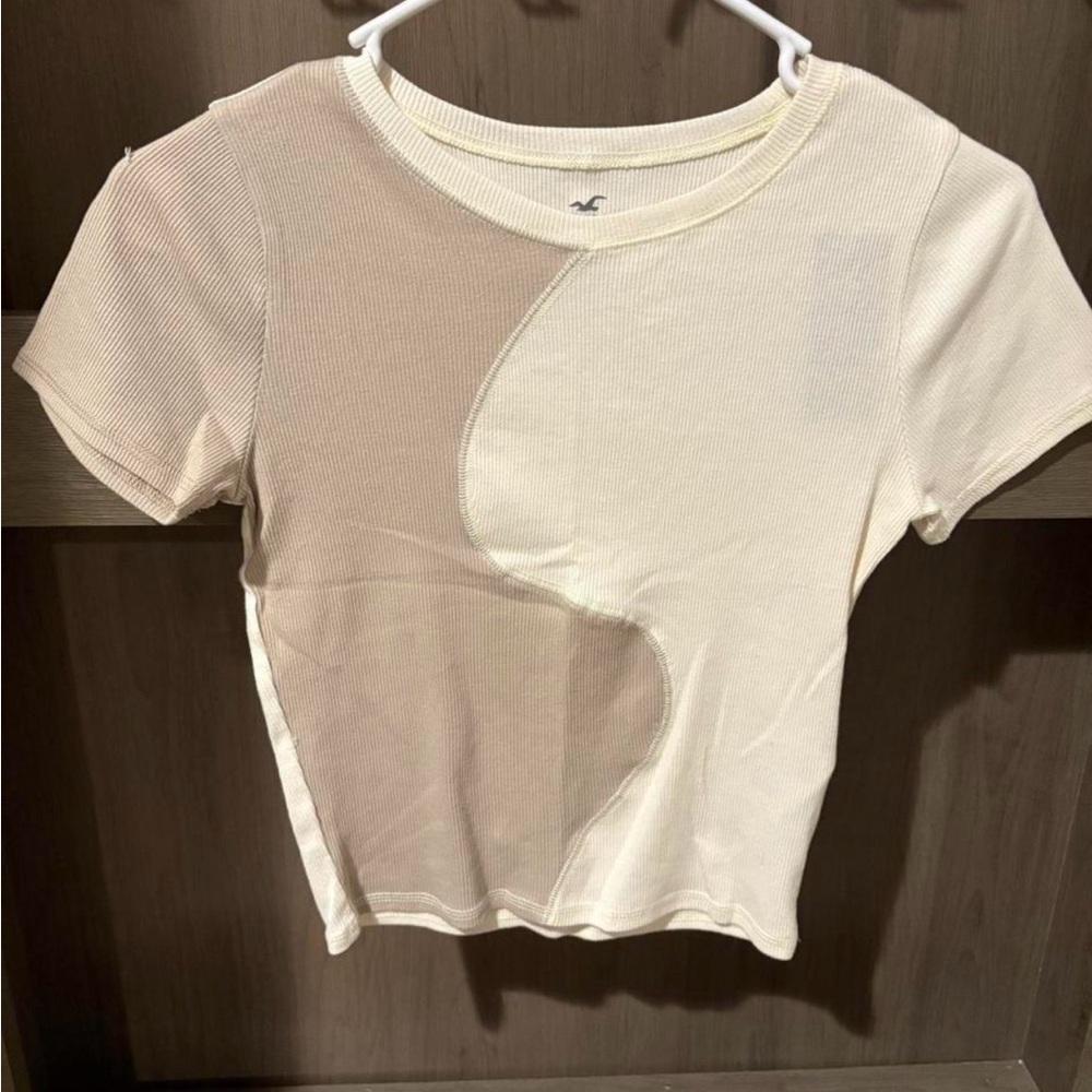 Hollister Cream and Tan Short Sleeve Tee